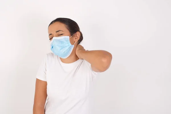 Jonge Arabische Vrouw Met Medisch Masker Geïsoleerde Witte Achtergrond Lijdend — Stockfoto