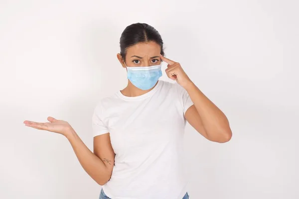 Jonge Arabische Vrouw Die Een Medisch Masker Draagt Een Geïsoleerde — Stockfoto