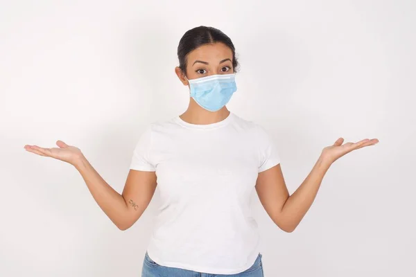 Vrolijk Vrolijk Optimistisch Jong Arabisch Vrouw Dragen Medisch Masker Staande — Stockfoto