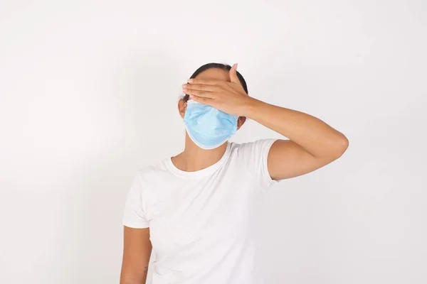 Jonge Arabische Vrouw Met Een Medisch Masker Een Geïsoleerde Witte — Stockfoto