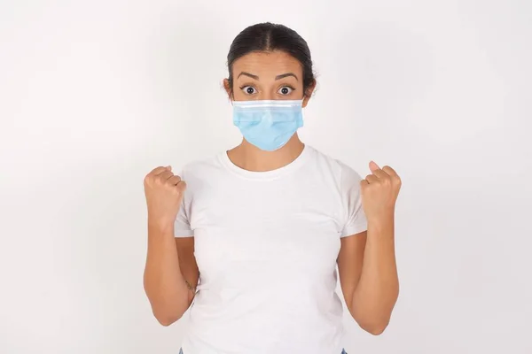 Jonge Arabische Vrouw Met Een Medisch Masker Dat Een Geïsoleerde — Stockfoto