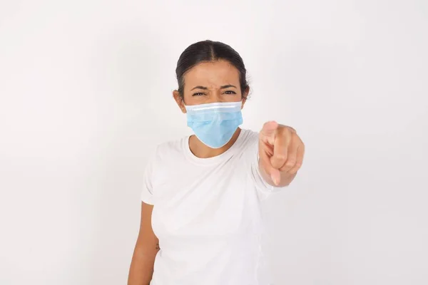 Jonge Arabische Vrouw Met Medisch Masker Geïsoleerde Witte Achtergrond Wijzend — Stockfoto