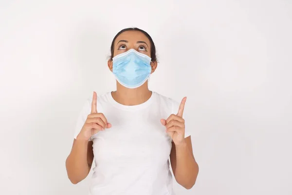 Jonge Arabische Vrouw Met Medisch Masker Staande Geïsoleerde Witte Achtergrond — Stockfoto