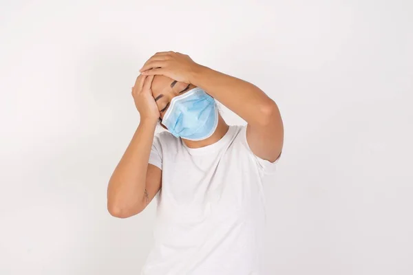 Jonge Arabische Vrouw Die Een Medisch Masker Draagt Een Geïsoleerde — Stockfoto