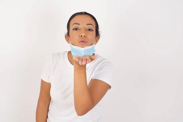 Jonge Arabische Vrouw Met Een Medisch Masker Een Geïsoleerde Witte — Stockfoto