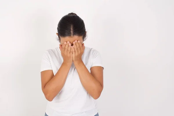 Jovem Árabe Usando Máscara Médica Sobre Fundo Branco Isolado Cobrindo — Fotografia de Stock