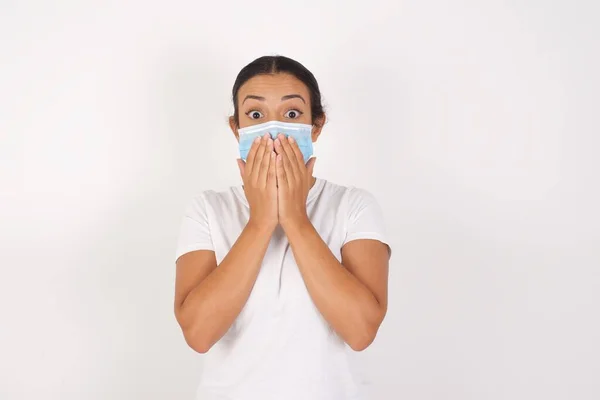 Levendige Jonge Arabische Vrouw Draagt Medisch Masker Staan Geïsoleerde Witte — Stockfoto