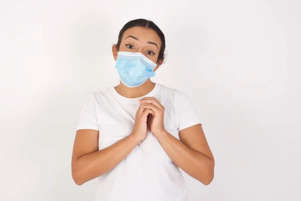 Positieve Schattige Jonge Arabische Vrouw Met Medisch Masker Die Een — Stockfoto