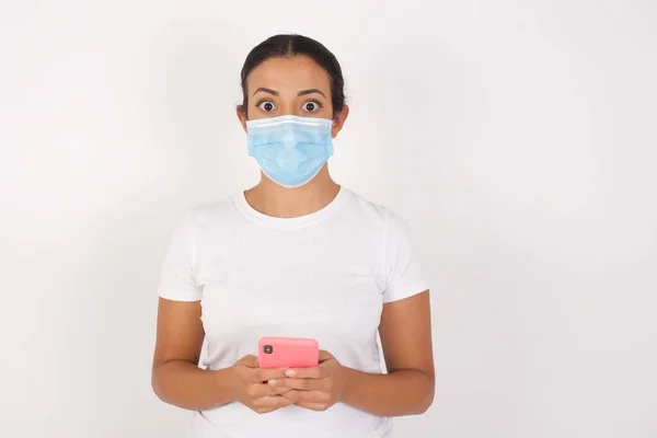 Geschokt Jonge Arabische Vrouw Draagt Medisch Masker Staan Geïsoleerde Witte — Stockfoto