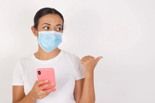 Jonge Arabische Vrouw Met Medisch Masker Geïsoleerde Witte Achtergrond Met — Stockfoto