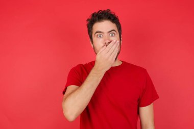 Duygusal adam elleriyle ağzını açtı, kameraya şok olmuş gibi baktı. Tepki konsepti.