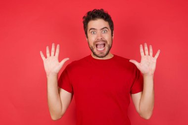 İyimser mutlu adam sevinçten ellerini kaldırıyor heyecanlı beyaz erkek çığlıkları atıyor.