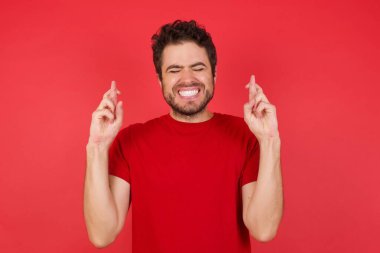 İnsanın büyük bir umudu var, şans diliyor, şansa inanıyor, geniş bir şekilde gülümsüyor. İnsanlar ve dilek kavramı