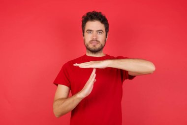 Stüdyodaki adam, mola verme hareketi yaptığı için üzgün. Durması gerekiyor. Sıkı çalışmadan sonra dinlenmek istiyor. 