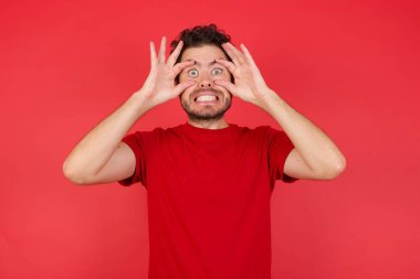 Başarı fırsatı yakalamak için gözlerini açık tutan bir adam..