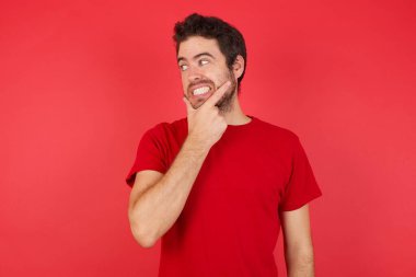 Düşünen, endişelenen ve gergin bir adam.