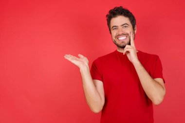 Komik, mutlu adam elinde yeni bir ürün tutuyor. Harika bir öneri, kopyalama alanı. 