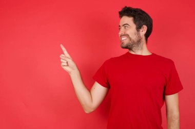 Adam yukarı ve uzağa bakıyor, kırmızı arkaplan, kopyalama alanı