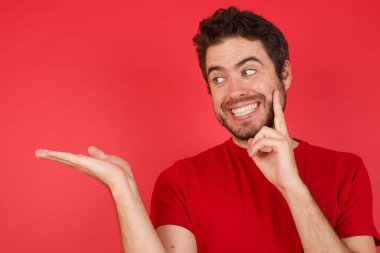 Komik yakışıklı adam fotokopi için el ele tutuşuyor. 