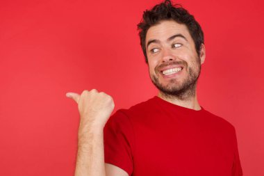 Komik yakışıklı adam fotokopi için parmağıyla işaret ediyor. 