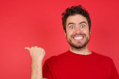 Fotokopi uzayı tarafında sevimli genç görünüm 