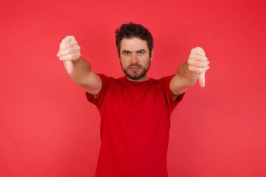 Red Stüdyo 'da mutsuz bir adam. 