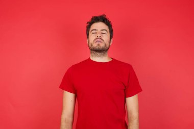 Kafkasyalı genç adam uykulu ve yorgun görünüyor, bitkinlik ve akşamdan kalma, kapalı gözler 