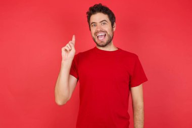 Gülümseyen mutlu adam parmağını kaldırıyor. 