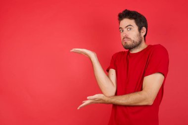 Adam kırmızı arkaplanı işaret ediyor, boşluğu kopyala