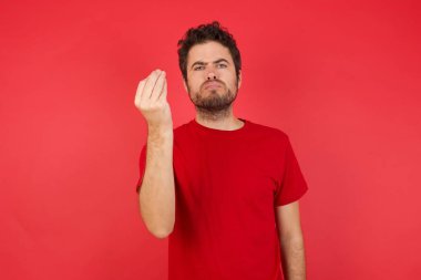 Adam tipik bir İtalyan hareketi yapıyor, kameraya bakıyor.