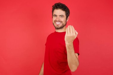 Gülümseyen mutlu adam Elle gelmeye davet ediyor 