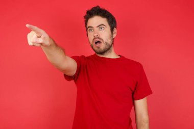 Şok olmuş adam parmağıyla işaret ederek ilerisini şaşırttı, ağzı açık hayret içinde kaldı.