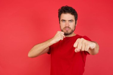 Stüdyodaki adam, yumruk yumruğa dövüşmek, agresif ve öfkeli saldırı, tehdit ve şiddet