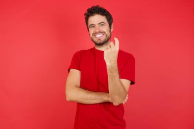 Gülümseyen adam mutlu görünüyor, iyi enerji ve titreşimler.