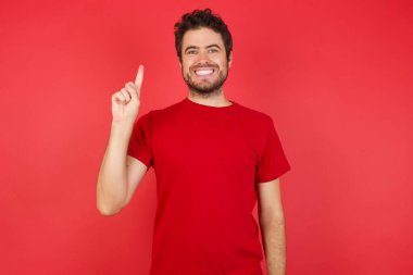 Gülümseyen mutlu adam bir numaralı parmakla işaret ediyor. 