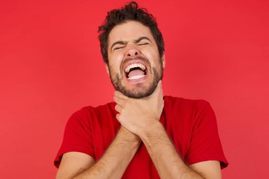 Sağlık problemi. Boğulma ve intihar konsepti. Stüdyoda kırmızı arka plandaki adam.  