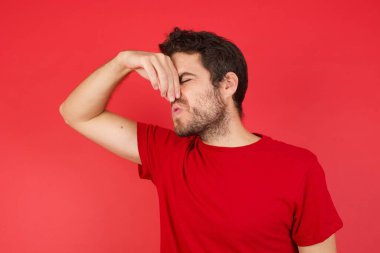 Adam pis ve iğrenç bir koku alıyor. Dayanılmaz bir koku. Nefesini burnunda tutuyor. Kötü kokuyor.