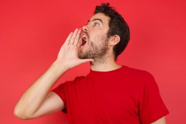 Adam bağırıyor ve bağırıyor, ağızdan ağıza, stüdyodan duvara 