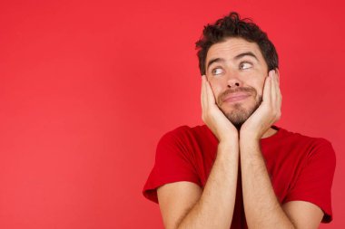 Yanlara bakan ilham verici bir adam, kırmızı kopya alanı