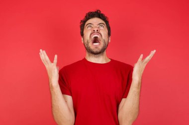 Bağıran adam, deli ve bağıran ve bağıran saldırgan ifade ve kollar havada. Hayal kırıklığı konsepti.