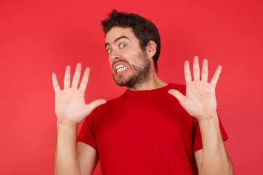 Korkmuş ve korkudan dehşete düşmüş bir adam. El hareketini ve şok içinde bağırmayı bırak. Panik