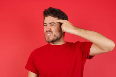 Alnındaki sivilceden mutsuz bir adam işaret ediyor. Siyah nokta enfeksiyonu. Cilt bakımı kavramı.