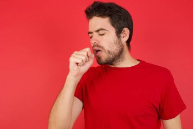 Hasta, kötü hisseden, öksüren, soğuk ya da bronşit olan bir adam. Sağlık konsepti, covid virüs