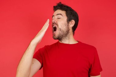 Adam yorgun, ağzı açık esniyor. 