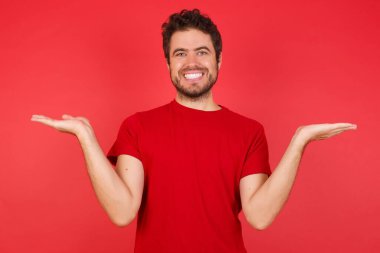 Neşeli, neşeli, iyimser adam fotokopi için iki elini tutuyor.