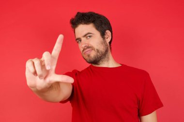 Adam beceriksiz hareketler yapıyor, parmaklarıyla, alaylarıyla ve aşağılamalarıyla.