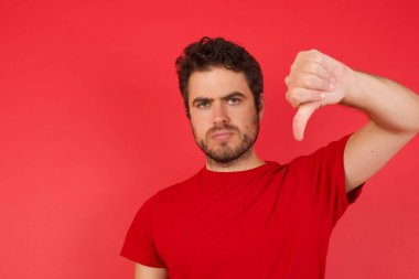 Red Stüdyoda mutsuz bir adam var. 