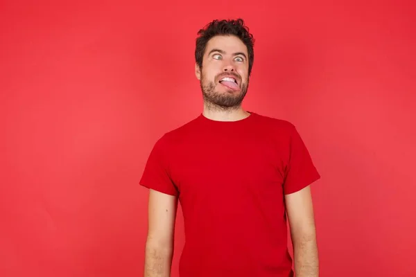 Yüzünü Ekşiten Bir Adam Gözlerini Kıstı Dilini Gösterdi Komik Çılgın — Stok fotoğraf