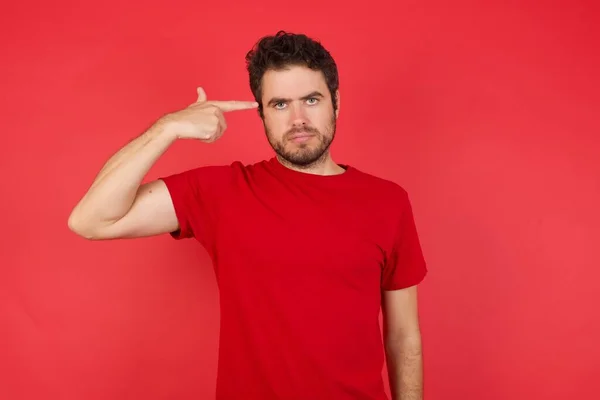 Κόκκινο Φόντο Άνθρωπος Στο Στούντιο Gesturing Χέρια Δυσαρεστημένος Κάνει Χειρονομία — Φωτογραφία Αρχείου