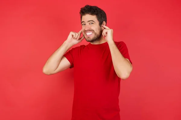 Mann Bedeckt Ohren Mit Fingern Mit Genervtem Gesichtsausdruck Für Den — Stockfoto